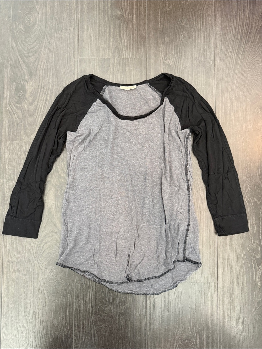 Aritzia Wilfred Free - Women's Two-Tone Raglan Top - Black & Gray